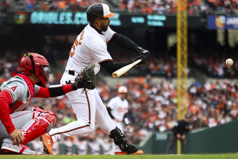 El venezolano Anthony Santander, de los Orioles de Baltimore, hace un swing en el juego ante los Angelinos de Los Ángeles, el jueves 28 de marzo de 2024 (AP Foto/Julia Nikhinson)