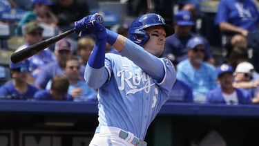 Drew Waters de los Reales de Kansas City conecta un jonrón de tres carreras ante los Mets de Nueva York, el jueves 3 de agosto de 2023, en Kansas City, Missouri. (AP Foto/Charlie Riedel)