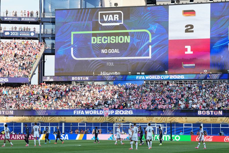 La pantalla del estadio en Foxborough, Massachusetts, muestra un aviso de que un gol del alemán Jonathan Tah fue invalidado en el encuentro mundialista ante Paraguay, el lunes 29 de junio de 2026 (AP Foto/Martin Meissner)