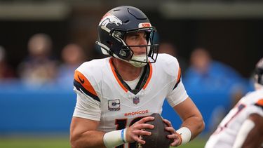 El quarterback de los Broncos de Denver, Bo Nix, se prepara para pasar durante la primera mitad de un partido de fútbol americano de la NFL contra los Chargers de Los Ángeles, el domingo 11 de octubre de 2026, en Inglewood, California. (Foto AP/Gregory Bull)