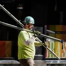 ARCHIVO - Un trabajador de la construcción realiza tareas, el 14 de marzo de 2024, en Boston. (AP Foto/Michael Dwyer, archivo)