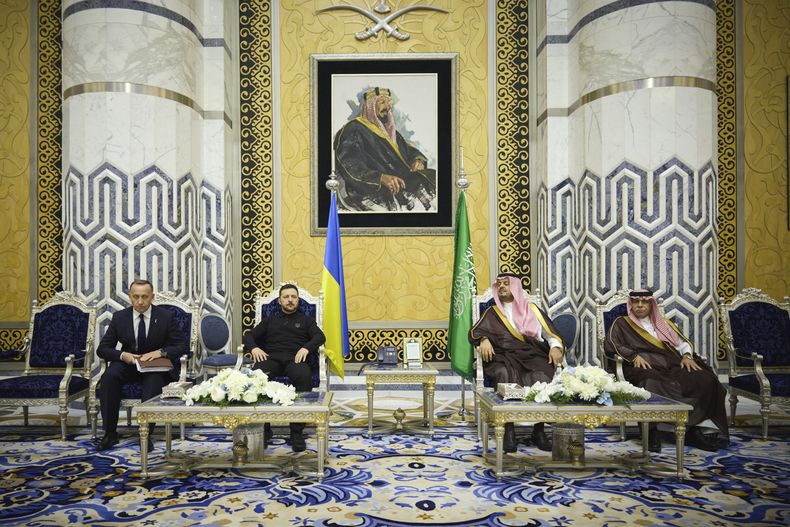 Foto suministrada por el Departamento de Prensa de la Presidencia de Ucrania, que muestra al presidente ucraniano Volodymyr Zelenskyy (centro izquierda) con el príncipe Saud bin Mishaal, vicegobernador de la región de La Meca en Arabia Saudí (centro derecha) y el ministro de comercio saudí Majid bin Abdullah al-Qasabi, en Riad, Arabia Saudí, el 10 de marzo del 2025. (Departamento de Prensa de la Presidencia de Ucrania via AP)