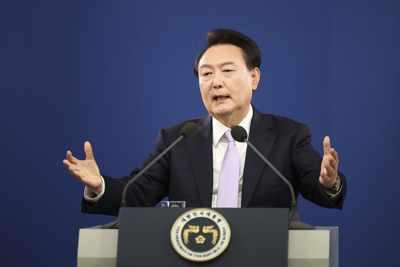ARCHIVO – El presidente de Corea del Sur, Yoon Suk Yeol, responde la pregunta de un reportero en una conferencia de prensa en la Oficina Presidencial, en Seúl, Corea del Sur, el jueves 7 de noviembre de 2024. (Kim Hong-Ji/Pool Foto vía AP, Archivo)
