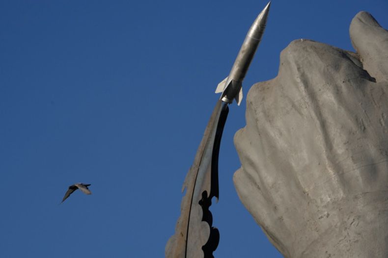 Un pájaro vuela cerca de un monumento que representa un misil y el puño cerrado del difunto líder supremo iraní, el ayatolá Ali Jamenei, quien murió en el ataque de Estados Unidos e Israel el 28 de febrero, en la Plaza de la Revolución Islámica, en el centro de Teherán, el martes 15 de septiembre de 2026. (AP Foto/Vahid Salemi)
