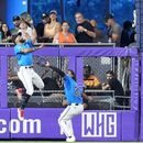 Derek Hill, izquierda, jardinero izquierdo de los Marlins de Miami, atrapa un elevado conectado por Pete Crow-Armstrong, de los Cachorros de Chicago durante la novena entrada del juego de béisbol del domingo 25 de agosto de 2024, en Miami. (AP Foto/Lynne Sladky)