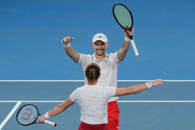Los polacos Katarzyna Kawa y Jan Zielinski celebran al vencer a los estadounidenses Christian Harrison y Coco Gauff en el dobles en las semifinales de la United Cup el sábado 10 de enero del 2026. (AP Foto/Rick Rycroft)