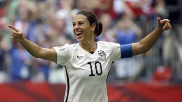 carli lloyd: la jugadora de futbol del equipo de ee. uu. renuncia despues de separarse de sus companeros en una protesta por el himno