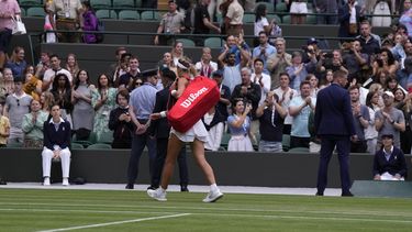 Victoria Azarenka, de Bielorrusia, sale de la cancha después de perder frente a la ucraniana Elina Svitolina, en partido individual femenino del torneo de Wimbledon, en Londres. Azarenka y Svitolina no estrecharon manos al final del partido, el domingo 9 de julio de 2023. (AP Foto/Alastair Grant)