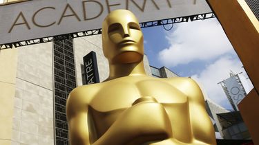 ARCHIVO- Una estatua del Oscar fuera del Teatro Dolby para la 87a entrega de los Premios de la Academia en Los Angeles el 21 de febrero de 2015. La 96a entrega de los Oscar se realizará el 10 de marzo de 2024. (Foto Matt Sayles/Invision/AP, archivo)