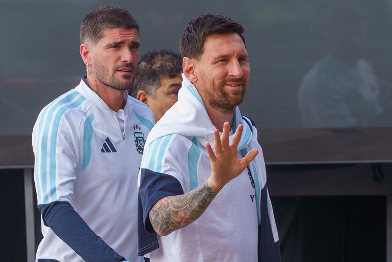 Lionel Messi, con Rodrigo De Paul detrás, saluda durante un entrenamiento de Argentina en Elche, España, el 13 de noviembre de 2025. (AP Foto/Alberto Saiz)