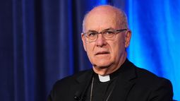 El obispo Kevin C. Rhoades, presidente de la comisión para la libertad religiosa de la Conferencia de Obispos Católicos de Estados Unidos, habla en una conferencia de prensa en una asamblea plenaria en Baltimore, el martes 11 de noviembre de 2025. (AP Foto/Stephanie Scarbrough)