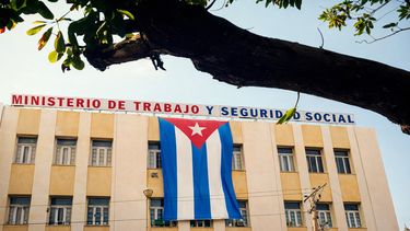 cuba reduce la semana laboral: oficinas del estado operaran solo de lunes a jueves por crisis energetica
