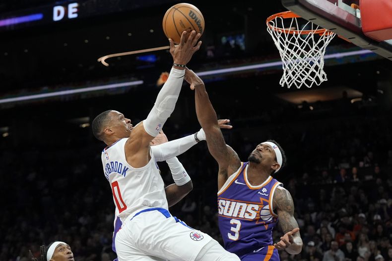 Russell Westbrook, de los Clippers de Los Ángeles salta para encestar frente a Bradley Beal, de los Suns de Phoenix, en el encuentro del martes 9 de abril de 2024 (AP Foto/Ross D. Franklin)