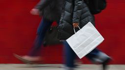 Una persona con una bolsa de compras en Filadelfia el 10 de diciembre del 2025. (AP foto/Matt Rourke)