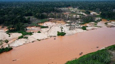 Una zona deforestada para operaciones de minería ilegal se ve en la orilla del río Malinowski en la Reserva Nacional Tambopata en Puerto Maldonado, Perú, el martes 11 de agosto de 2026. (AP Foto/Guadalupe Pardo)