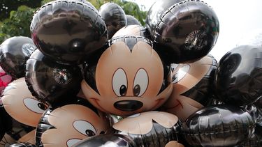 ARCHIVO - Globos de Mickey Mouse en el parque temático de Disneyland París, en Chessy, Francia, el 8 de junio de 2018. (AP Foto/Francois Mori, Archivo)