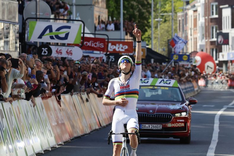 El esloveno Tadej Pogacar del UAE Team Emirates cruza la meta tras ganar la clásica de ciclicmo belga Liege-Bastogne-Liege el domingo 27 de abril del 2025. (AP Foto/Geert Vanden Wijngaert)