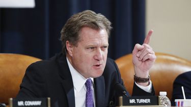 ARCHIVO - El representante republicano Mike Turner habla durante una audiencia de la Comisión de Inteligencia de la Cámara de Representantes el 20 de noviembre de 2019, en el Capitolio, en Washington. (AP Foto/Alex Brandon, Archivo)