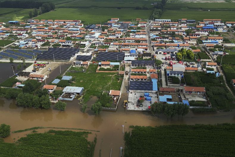 En esta imagen publicada por la Agencia de Noticias Xinhua, una vista aérea muestra una zona inundada donde desapareció un minibús cerca de un poblado tras aguaceros en la ciudad de Datong, en la provincia norteña china de Shanxi, el 28 de julio de 2025. (Xinhua via AP)
