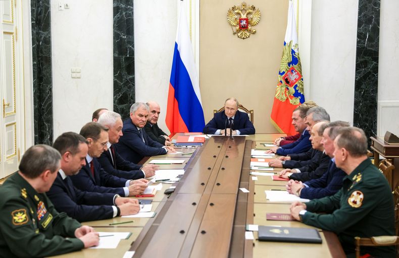 El presidente ruso Vladimir Putin preside una reunión de su consejo de seguridad en Moscú el 5 de noviembre del 2025. (Gavriil Grigorov, Sputnik, Kremlin Pool Photo via AP)