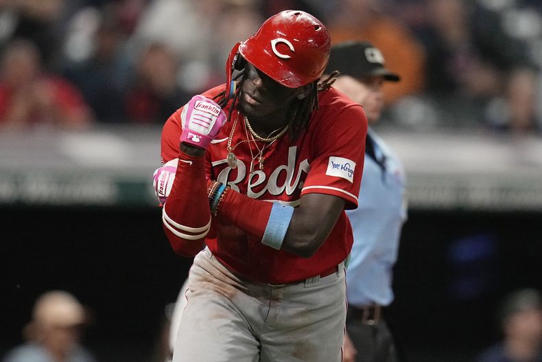 El dominicano Elly De La Cruz de los Rojos de Cincinnati celebra luego de conectar un jonrón ante los Guardianes de Cleveland en el juego de béisbol disputado en Cleveland. Martes 26 de septiembre de 2023. (AP Foto/Sue Ogrocki)
