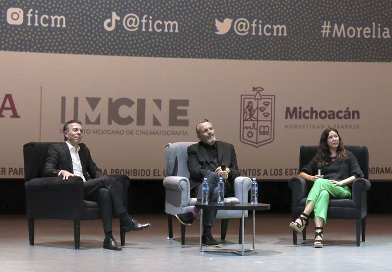 El presidente del Festival Internacional de Cine de Morelia, Alejandro Ramírez, izquierda, el cantante y actor Miguel Bosé, centro, y la cinefotógrafa Vicky Clay-Mendoza participan en una charla sobre la película Tacones lejanos en el Festival Internacional de Cine de Morelia en Morelia, México, el lunes 23 de octubre de 2023. (Foto AP/Berenice Bautista)