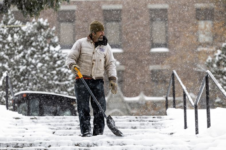 La escena después de la tormenta invernal en Helena, Montana, el 25 de octubre de 2023.. (Thom Bridge/Independent Record via AP)