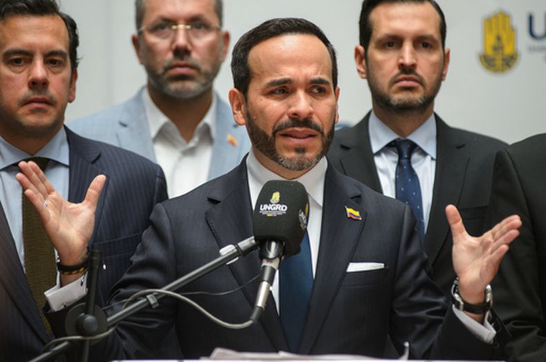 El presidente de Colombia, Abelardo de la Espriella, habla tras presidir una reunión sobre la respuesta al terremoto en Bogotá, Colombia, el lunes 10 de agosto de 2026. (AP Foto/Sebastián Barros)