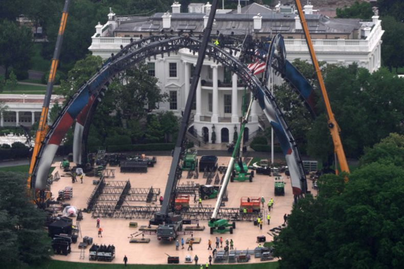 Trabajadores acondicionan un espacio en la Casa Blanca el martes 26 de mayo de 2026 para albergar una funcion de artes marciales mixtas (AP Foto/Mark Schiefelbein)