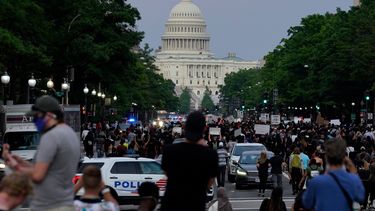 ARCHIVO - Manifestantes caminan por la avenida Pennsylvania para protestar por la muerte de George Floyd, el 29 de mayo de 2020, en Washington. (AP Foto/Evan Vucci/Archivo)
