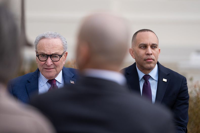 El senador demócrata por Nueva York Chuck Schumer y el representante demócrata por Nueva York Hakeem Jeffries en el Congreso en Washington, el 25 de marzo del 2026. (AP foto/Allison Robbert)