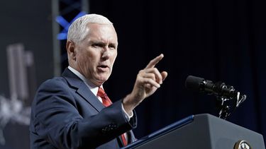 Pence confía que su personal no escribió artículo en NYT