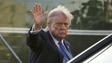 El presidente Donald Trump llega en el Marine One al Aeropuerto Ejecutivo de Leesburg, Virginia, el jueves 24 de abril de 2025, para dirigirse al Trump National Golf Club de Washington DC en Sterling, Virginia. (AP Foto/Jacquelyn Martin)