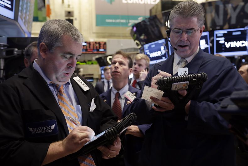 ARCHIVO - Foto de archivo, 22 de noviembre de 2013, de operadores en la Bolsa de Nueva York. La Bolsa abri&oacute; con escasas variantes el lunes 2 de diciembre de 2013 despu&eacute;s de ocho semanas consecutivas de ganancias y el fin de semana largo de A