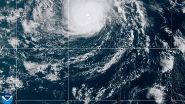 En esta imagen satelital, proporcionada por la Oficina Nacional de Administración Oceánica y Atmosférica, se muestra el huracán Nolo en el océano Pacífico, al oeste de Hawai, el sábado 3 de octubre de 2026. (Oficina Nacional de Administración Oceánica y Atmosférica vía AP)