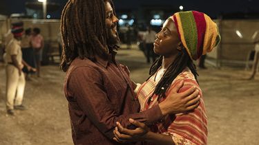 En esta imagen proporcionada por Paramount Pictures, Kingsley Ben-Adir y Lashana Lynch se miran en Bob Marley: One Love. (Chiabella James/Paramount Pictures vía AP)