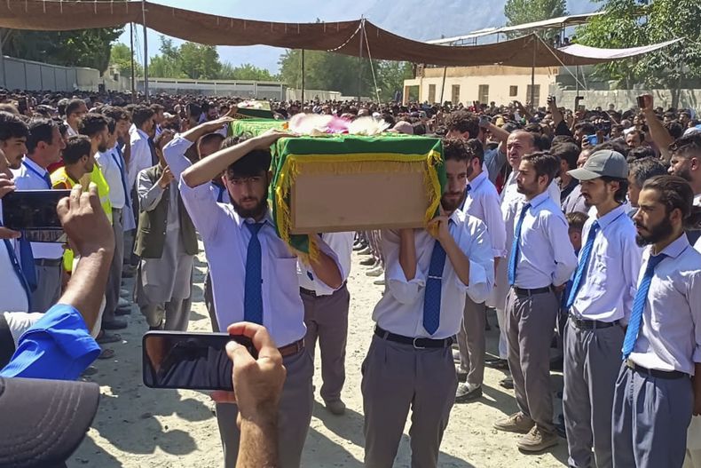 Una multitud participa en el funeral de voluntarios que perdieron la vida en un deslave masivo mientras reparaban un canal de drenaje dañado por inundaciones repentinas, el lunes 11 de agosto de 2025, en Gilgit, en el norte de Pakistán. (AP Foto/Abdul Rehman)