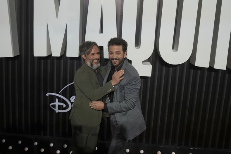 Los actores mexicanos Gael García Bernal, izquierda, y Diego Luna posan para una fotografía en el estreno de La Máquina en la Ciudad de México, el martes 8 de octubre de 2024. (Foto AP/Fernando Llano)