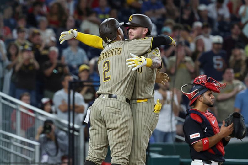Jackson Merrill (derecha), de los Padres de San Diego, celebra con Xander Bogaerts, luego de pegar un jonrón de dos carreras frente a los Nacionales de Washington, el viernes 29 de mayo de 2026 (AP Foto/Terrance Williams)