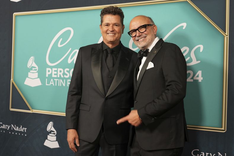 Carlos Vives, Persona del Año de la Academia Latina de la Grabación, posa con el director ejecutivo de la academia Manuel Abud, el miércoles 13 de noviembre de 2024, en Miami Beach, Florida. (Foto AP/Lynne Sladky)