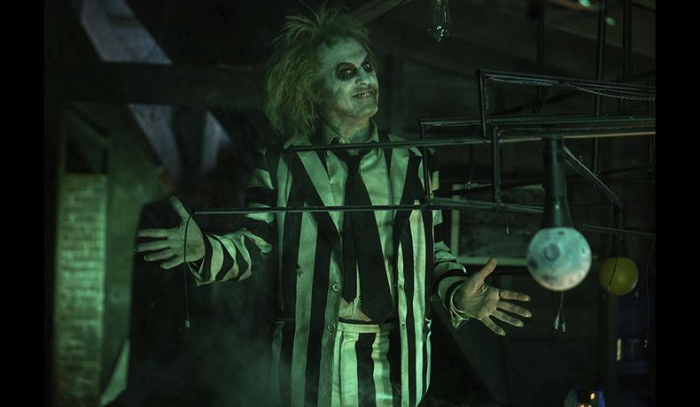 En esta imagen proporcionada por Warner Bros. Pictures, Michael Keaton en una escena de Beetlejuice Beetlejuice. (Warner Bros. Pictures vía AP)