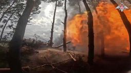En esta imagen tomada de un video distribuido por el servicio de prensa del Ministerio ruso de Defensa el domingo 27 de abril de 2025, un obús de 152 milímetros Giatsint-B del Ejército ruso dispara hacia posiciones ucranianas en Jersón, Ucrania. (Servicio de prensa del Ministerio ruso de Defensa via AP)