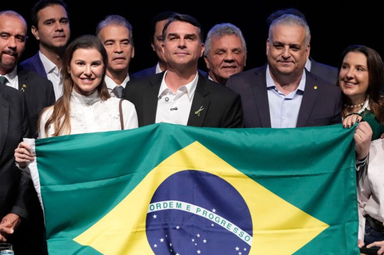 El candidato presidencial brasileño Flavio Bolsonaro (cent) posa para una foto con su esposa Fernanda Bolsonaro (izq), su compañero de fórmula Alfredo Gaspar (der) en un evento en Brasilia, el 5 de agosto del 2026. (AP foto/Eraldo Peres)