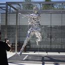ARCHIVO - Un grupo de espectadores toma fotos de una nueva estatua de Rafael Nadal en Roland Garros el lunes 31 de mayo de 2021, en París (AP foto/Christophe Ena, archivo)