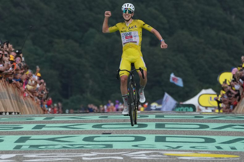 El esloveno Tadej Pogacar, con el maillot amarillo del líder de la carrera, celebra mientras cruza la meta de la 14ta etapa del Tour de Francia, con un recorrido entre Mulhouse y Le Markstein Fellering, Francia, el sábado 18 de julio de 2026. (AP Foto/Thibault Camus)