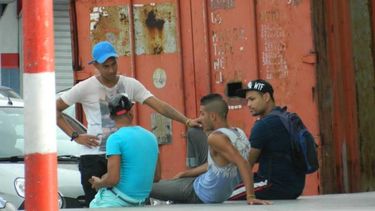 americateve | Las esquinas más concurridas de la capital son controladas por pandillas que operan como mafias.