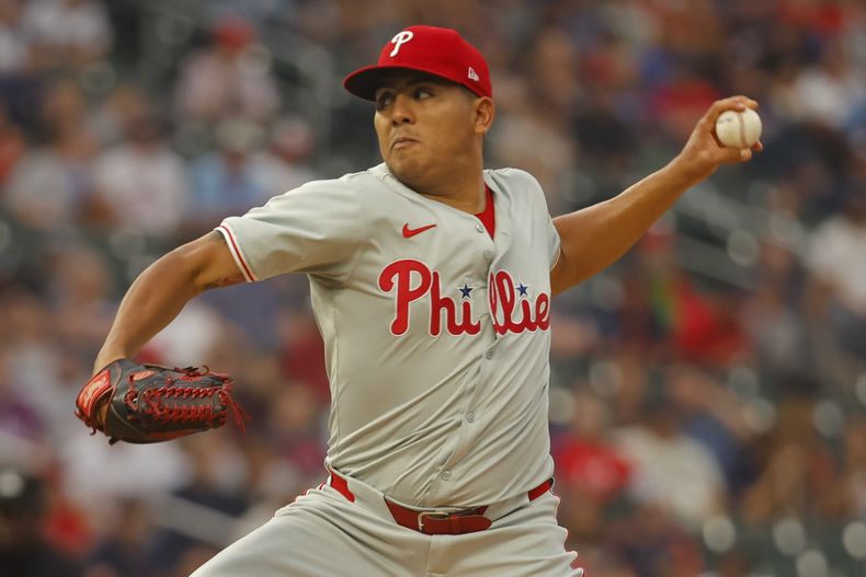 El abridor de los Filis de Filadelfia Ranger Suarez lanza en la primera entrada del encuentro ante los Mellizos de Minnesota el lunes 22 de julio del 2024. (AP Foto/Bruce Kluckhohn)