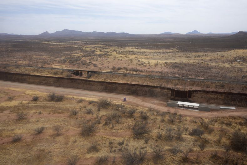 La vista en la frontera entre Estados Unidos y México, el jueves 3 de abril de 2025, en Douglas, Arizona. (AP Foto/Ross D. Franklin)