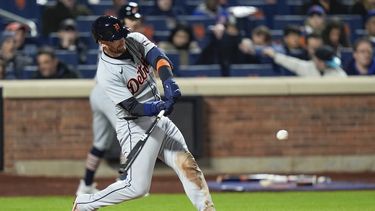 Carson Kelly, de los Tigres de Detroit, conecta jonrón de tres carreras durante la 10ma entrada del juego de béisbol en contra de los Mets de Nueva York, el lunes 1 de abril de 2024, en Nueva York. Los Tigres ganaron 5-0. (AP Foto/Frank Franklin II)