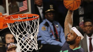 americateve | El jugador del Heat de Miami, LeBron James, clava el bal&oacute;n en el Juego de Estrellas de la NBA el domingo, 16 de febrero de 2014, en Nueva Orle&aacute;ns. (AP Photo/Bill Haber)